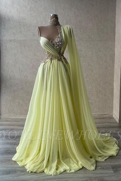 Der wunderschöne Ballkleid-Abschlussballkleider mit herzförmigem Tüll und Umhang wird jeden Teenager zum Abschlussball verblüffen. Das 100D Chiffon-Kleid verleiht Ihrem Großhandelslook zusätzliche Eleganz. Balysah Couture, Prom Dresses Long Cheap, Yellow Evening Dresses, Cheap Formal Dresses, Maxi Dress Collection, Prom Dresses Yellow, A Line Evening Dress, Tulle Evening Dress, Dress Bride