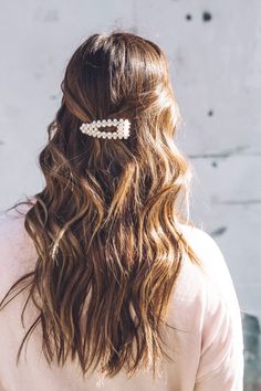 Statement Hair Clip, Cute Hair With Clips, How To Style Pearl Hair Clip, Hair With Pearl Clip, Pearl Clip Hairstyle, Pearl Clips In Hair, Pearl Hair Clip Hairstyles, Hairstyles With Hair Clips, Hairstyles With Clips