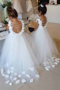 Dresses With Pearls, Baby Lace Dress, Princess Flower Girl Dresses, Pearl Lace, Robes Vintage, Princess Flower, Tulle Flower Girl, White Flower Girl Dresses