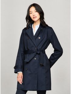 Tommy Hilfiger women's coat. The indispensable trench is part of our DNA. With its classic lines and timeless silhouette, this is the trend-proof piece that will live in your wardrobe for years.  Material: 100% Better Cotton Initiative. Classic Double-breasted Spring Peacoat, Classic Fall Workwear Raincoat, Classic Fall Raincoat For Work, Chic Raincoat For Workwear, Classic Workwear Raincoat With Button Closure, Classic Button Closure Raincoat For Work, Classic Raincoat With Button Closure For Work, Classic Belted Raincoat For Work, Elegant Raincoat For Workwear In Fall