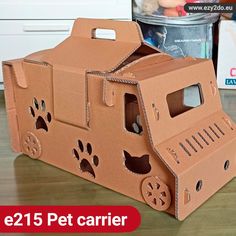 A cardboard foldable eco-friendly pet carrier/house House Cardboard, Diy Cat Tower, Cat Tree Plans, Cardboard Cat House, Tree Plan, Cardboard Toys, Toys Art, Pet Kennels, House Cat