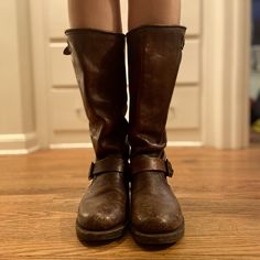 Worn Frye Veronica Slouch Tall Boots, In Good Condition. The Leather Has A Worn-In Patina Around Toe But Would Look Brand New With Some Buffing/Conditioning. These Are Incredibly Well Made And Worth Every Penny. If Taken Care Of Right I Think They Could Last A Lifetime. Color: Cognac - Italian Leather - Leather Lined - Rubber Outsole - Antique Metal Hardware - Goodyear Welt Construction - 13 1/2" Shaft Height - 14" Shaft Circumference - 1 1/4" Heel Height Outsole Frye Veronica Boots Outfit, Frye Veronica Boots, Frye Boots Outfit, Brown Fall Boots, Dark Brown Leather Boots, Frye Veronica, Slouch Boots, Tall Brown Boots, Boots Tall