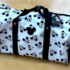 Brand New Mickey Mouse Travel Bag White Rectangular Everyday Luggage, White Large Capacity Duffle Bag For On-the-go, Large Capacity White Duffle Bag For On-the-go, Large Capacity White Rectangular Luggage, White Rectangular Luggage For On-the-go, White Duffle Bag With Removable Pouch For On-the-go, White Travel Bag With Removable Pouch, White Duffle Bag With Removable Pouch For Daily Use, White Travel Bag With Removable Pouch For On-the-go