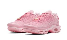 A l'occasion du Air Max Day, la firme de Beaverton lève le voile sur un nouveau pack de Air Max, comprenant les éditions Chi-City, NYC Taxi et Los Angeles. La Nike Air Max Plus Atlanta ﻿arbore une base rose reprenant un effet dégradé sur l'ensemble de la silhouette. On y retrouve un deubré doré comprenant le tag "ATL" en clin d'oeil à la ville d'Atlanta. Un Swoosh discret sur le quarter panel ainsi qu'une midsole laissant apparaître l'unité Air Sole s'ajoute à la création. Bien décidé à marquer Tn Plus, Nike Max, Nike Models, Baskets Nike