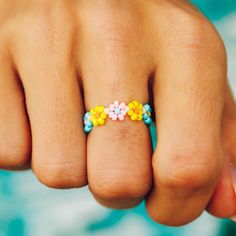 Beaded Flower Stretch Ring - Smart Lovers Choice Seed Bead Patterns Free, Candy Bracelet, Diy Ring, Beaded Necklace Patterns, Beaded Bracelets Tutorial, Pura Vida Bracelets, Stretch Ring, Seed Bead Tutorial