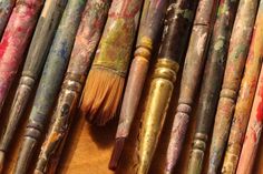 many different colored paint brushes lined up together