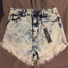 Acid Wash, Frayed Hem. Never Worn, Brand New With Tags ! Shorts High Waisted, Stylish Women Fashion, Accessories Ideas, Acid Wash, High Waisted Shorts, Stylish Women, Women Fashion, Jean Shorts, High Waisted