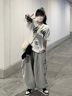 Baggy Outfit Woman, Hippie Streetwear, Colored Pants Outfits, Gothic Harajuku, Oversize Outfit, Wide Leg Joggers, Y2k Women