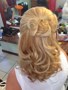 The most of the bride plays an important role in her daughter’s wedding. Your hairstyle should be stylish but can not be overly styled or ad... Bridal Hair Half Up, Wedding Hairstyles Medium Length, Mother Dress, Hairdo Wedding