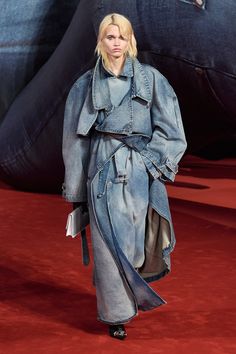 Diesel Fall 2022 Ready-to-Wear Collection | Vogue Silhouette Mode, Diesel Fashion, Denim Trench Coat, Diesel Denim, Coat Outfit, Denim Wear, Denim Trends, Fall 2022