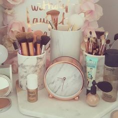 Gold Makeup Vanity, Koleksi Makeup, Rose Gold Bedroom, Gold Dresser, Gold Rooms, Rose Gold Makeup