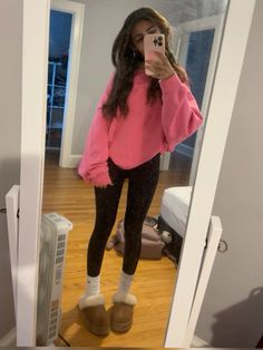 Outfits With Slipper Uggs, Outfits W Leggings For School, Cute Basic Legging Outfits, Simple Fall School Outfits, Outfits With Disquette Uggs, Cute Outfits To Wear With Ugg Slippers, Pink Sweater And Leggings Outfit, Outfit Idea With Leggings, Outfit Ideas Ugg Slippers