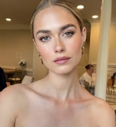 French Bridal Makeup Look, Wedding Makeup For Hazel Eyes Natural, Glossier Wedding Makeup, Bridesmaid Makeup Looks Natural, Natural Wedding Makeup For Fair Skin, Fresh Faced Bridal Makeup, Minimal Glowy Wedding Makeup, Natural Wedding Makeup For Green Eyes And Freckles