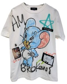 Paint Tshirt Ideas, Drawing On Clothes T Shirts, Painted Shirt Ideas, Painting On Tshirts, Paint On Shirt, Hand Painted T Shirts, Paint Tshirt, Graffiti Tshirt, Painted Shirt