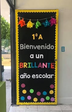 Spanish Classroom Decor, School Doors, School Murals, Class Decoration, Classroom Door, Classroom Design