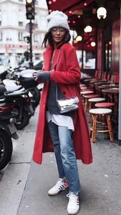 Red cardigan, jeans and white sneaker 🥰😎💯❣️ Trendy Christmas Outfits, Red Coat, Fashion Weeks, Hiking Outfit, Fashion Mode