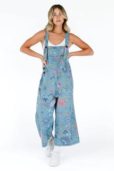 Ben Platt Concert Outfit, Indy Outfits, Overall Outfits Women, Hippie Spring Outfits, Summer Outfits Hot Weather, Patterned Overalls, Flower Overalls, Overalls Outfit Summer, Colorful Fits