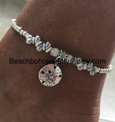 This beautiful ankle bracelet for women is made with silver glass beads, white natural shell beads, white glass beads, and a silver sand dollar charm. Beach Anklet comes in several sizes, just choose your size from the drop down menu at checkout. Anklets Beaded, Turtle Anklet, Ankle Bracelets Boho, Starfish Anklets, Star Anklet, Ankle Bracelets Diy, Wave Jewelry, Mary Johnson, Anklets For Women