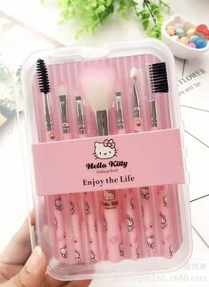 Kitty Essentials, Hello Kitty Make-up, Kitty Makeup, Hello Kitty Makeup, Cute Hello Kitty, Hello Kitty Accessories, Applying Makeup, Makijaż Smokey Eye, Hello Kitty Items