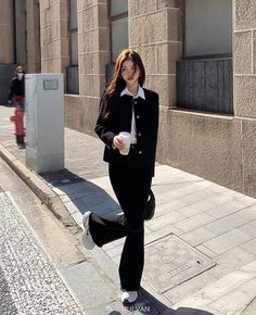 How To Wear Jewelry With Dresses, Winter Tweed Outfit, Asian Office Outfit, Work Outfits With Black Pants, Korean Ulzzang Outfits, Asian Work Outfit, Kdrama Outfits Women Rich, Work Outfits Women Korean, Asian Style Outfits