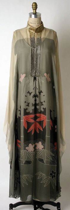 1975 Japanese Evening dress at the Metropolitan Museum of Art, New York Fashion 1970s, Japanese Dress, Vintage Couture, 1970s Fashion, Mode Vintage, Historical Fashion, 70s Fashion, Metropolitan Museum Of Art