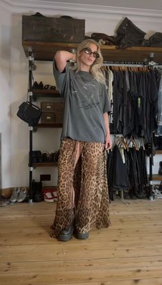 Edgy Hippie Style, Boho Grunge Outfits, Edgy Boho Outfits, Hippie Street Style, Eclectic Grunge, Oversized Band Tee, Hippie Grunge, Bohemian Grunge, Grunge Hippie