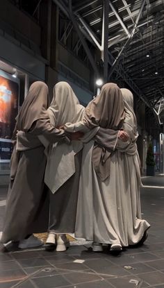 Bff Pictures 4 People, Muslim Friends Aesthetic, Hijabi Friends Aesthetic, Modest Aesthetic, Muslim Friends, Islamic Modest Fashion, Adriana Lima Style, Best Friend Pictures Tumblr, Friend Pictures Poses