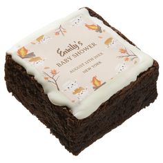 a square brownie with frosting on top