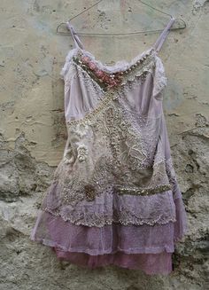 Handmade Tops, Chique Outfit, Shabby Chic Clothes, Altered Couture, Mode Boho, Chic Dresses, Easy Ideas, Beaded Top, Moda Vintage