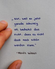 a hand holding a piece of paper with a quote on it that reads, nur, well es jest graee schweieiing istt