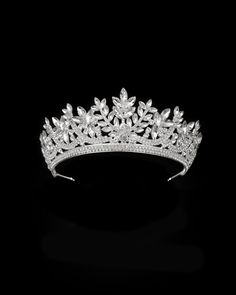 💎This crystal crown is suitable for women, girls, brides and bridesmaids. At the center of this sterling silver-set wedding crown is a bright, clear zircon accentuated by jeweled scrolls in aromantic design. 💎Special occasions: the perfect bridal headband for weddings, proms, graduations, garden receptions, anniversaries, formal parties, birthdays and any other special occasion 💎Add a touch of magic to your big day by wearing this sparkly tiara. You are looking at the sensational and unique r Wedding Tiaras, Bride Crown, Garden Reception, Formal Parties, Royal Tiaras, Rhinestone Tiara, Crown Wedding, Queen Crown, Rare Crystal