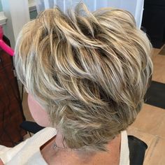 Short To Medium Feathered Hairstyle For Older Women Medium Short Hair, Medium Hairstyles, Haircut For Older Women, Penteado Cabelo Curto, Hairstyles Over 50, Short Blonde, Modern Hairstyles, Feathered Hairstyles, Short Blonde Hair