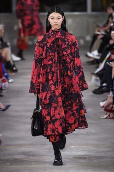 Nadire Atas on Valentino  Valentino Women’s Pre-Fall 2019 Collection – Tokyo Yoon Young Bae, Fashion Trend Inspiration, Fashion Runway Show, Fashion Trends Winter, Visual Journal, Couture Runway, 2019 Fashion, New Fashion Trends