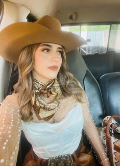 Jaripeo Outfits Aesthetic, Intocable Concert Outfit Ideas, Rancho Outfits For Women, Western Ootd, Mexico Outfits Rancho, Latina Western Outfits, Outfit Rancho Mujer, Outfits Rancheros Mujer, Vaqueras Outfit Aesthetic