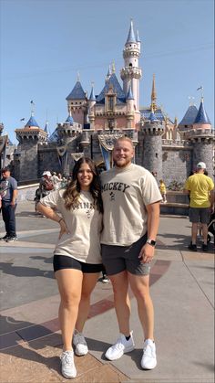 Mickey And Minnie Matching Shirts, Disney Matching Couple Outfits, Disney Couples Outfits Ideas, Matching Couple Outfits Disneyland, Matching Disneyland Outfits, Universal Studios Outfit Couples, Disney World Couples Outfits, Disneyworld Couples Outfits, Disney Shirts Aesthetic