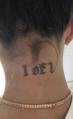 the back of a woman's neck has a tattoo on it that reads, i do not