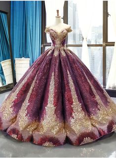 This dress is the definition of grandeur and majesty. The splendid mixture of shades of purple and golden enhances the overall look of the haute couture. The sexy bodice is bedecked with gold sequins and the gown is also patterned with exquisitely designed gold sequins. Purple Ball Gown, डिजाइनर कपड़े, Ball Gowns Evening, Fantasy Gowns, Fairytale Dress, Ball Gowns Prom, Quince Dresses, Fantasy Dress, Ball Gown Dresses