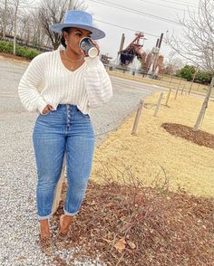 Fall Outfits For Black Women Inspiration, Dip Powder Nails Colors Fall For Black Women, Casual Chic Mom Style, Flannel Outfits With Heels, Curve Love High Rise Mom Jeans, Confident Outfits For Women Casual, Louisiana Winter Outfits, Cute And Casual Outfits Winter, Cute Curvy Fall Outfits