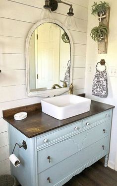 Ideas de cómodas antiguas para lavabos Small Guest Bathroom Ideas, Bathroom Makeover On A Budget, Modern Vintage Bathroom, Farmhouse Bathroom Design, Bathroom Projects, Outdoor Kitchen Bars, Beach Theme Bathroom, Bathroom Farmhouse Style, Classic Farmhouse