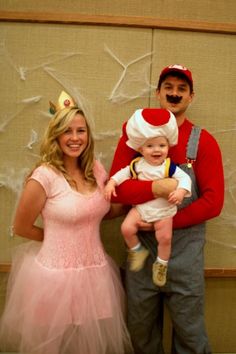 Dang! I totally had this idea the other day lol Costumes With Baby, Carnaval Costume, First Halloween, Family Halloween