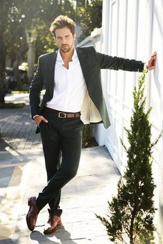 For the guys: Check out How to Dress for the First Date. #DessToImpress… Brown Shoes Men, A Man In A Suit, Man In A Suit, Herren Style, Costume Noir, Dapper Gentleman, Sharp Dressed Man, Mens Formal, Black Suit