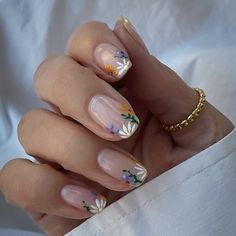 Ongles les couleurs et tendances printempsété 2023 Châtelaine Nude Nails With Flowers, Tulip Nails, Fake Nails Long, Short Fake Nails, Nails Nude, Nagel Tips, Colorful Nails, Flower Nail Designs, Her Nails