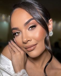 Achieve a heavenly glow with this Angel Makeup & Soft Glam look! Featuring soft, blended tones, luminous highlights, and an effortlessly radiant finish, this style is perfect for creating a dreamy, ethereal vibe. Ideal for weddings, date nights, or any occasion where you want to shine with a natural, angelic charm. 🌸✨ Brides Makeup Wedding, Make Elegante, Makeup Soft Glam, Soft Glam Look, Angel Makeup, Makeup Clean, Soft Eye Makeup, Wedding Guest Makeup, Wedding Eye Makeup