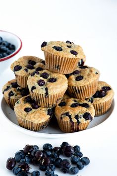 blueberry muffins on a plate Lemon Blueberry Muffins Recipe, Muffins Paleo, Vegan Blueberry Muffins, Paleo Muffins, Banana Blueberry Muffins, Fudgy Brownie Recipe, Paleo Banana, Eating Challenge, Lemon Blueberry Muffins