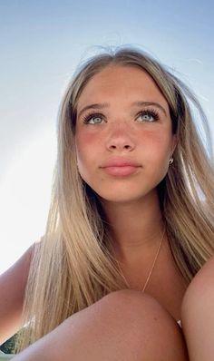 Summer Makeup Aesthetic, Light Make Up Natural, Sunburnt Makeup Look, Natural Beauty Aesthetic, Pretty Girl Aesthetic, Pretty Blonde, Pool Makeup, Beach Makeup, Shoulder Length Blonde