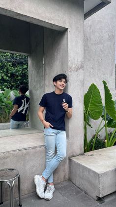 Outfit Cowok Simple, Outfit Cowok, Mens Photoshoot Poses, Trendy Boy Outfits, Stylish Men Casual, Men Stylish Dress, Lisa Bp, Stylish Photo Pose