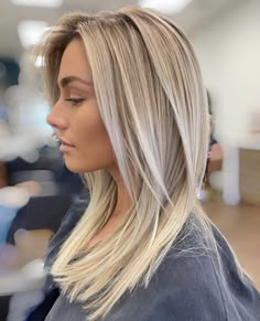 Hair 2023 Mid Length, Ash Blonde Layered Hair Medium, Daisy Bachelor Hair, Blonde Hair Color Ideas Medium Length Straight, Blonde Hair Looks Medium Length, Blonde Hair Ideas Straight, Blond Hair Ideas Medium Length, Medium Blonde Hair Straight, Blonde Medium Length Hair With Layers Straight