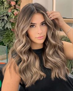 Balayage Hair On Medium Brown Hair, Highlights With Money Piece Brown Hair, Ash Blonde Balayage Long Hair, Medium Brown Hair Balayage, Blonde Hair Morenas, Honey Blonde Balayage On Dark Hair, Light Brown Balayage Hair, Balayage Hair Ideas