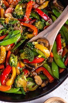 stir fry vegetables with sesame seeds and broccoli in a skillet, ready to be eaten