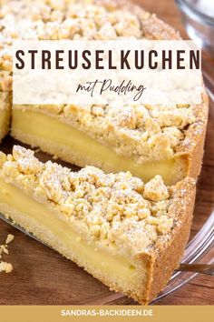 a close up of a cake on a plate with the words streusel kuchen not puddinging